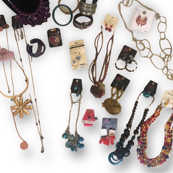 Cute Jewelry Bundle Paparazzi & More Mystery Lot 40+ Pieces NWT & Pre-Loved - Picture 6 of 6